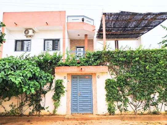 ESPACIEUSE VILLA DE 5 CHAMBRES AU COEUR DE SALY image 1