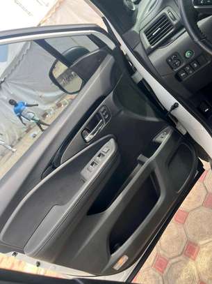 Honda Pilot SUV blanc spacieux fenêtres teintées image 7