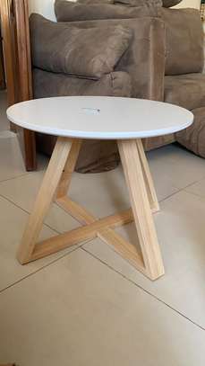Table d'appoint ronde en bois image 1