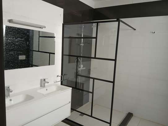 BEL APPARTEMENT DE 04 CHAMRES AU POINT E image 7