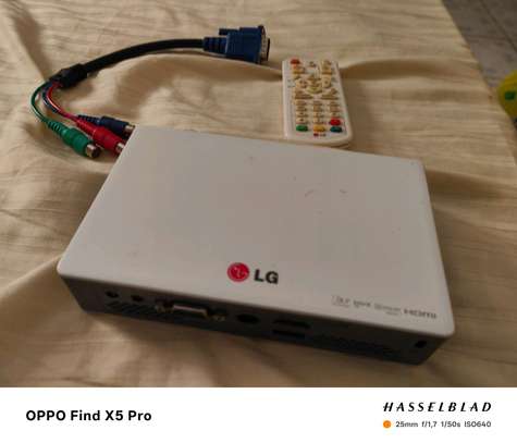 Mini Projecteur de marque LG HDMI ultra moderne image 1