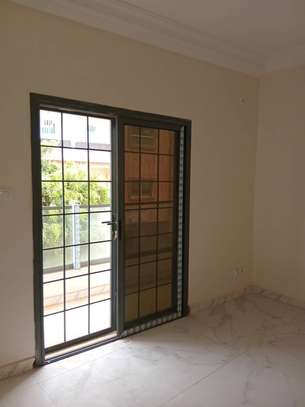 Appartement F4 à la Cité Mbakiyou Faye Mamelles image 9
