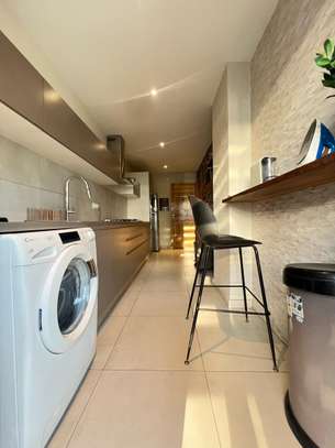 Plateau appartement 2 chambres salon meuble à louer image 5