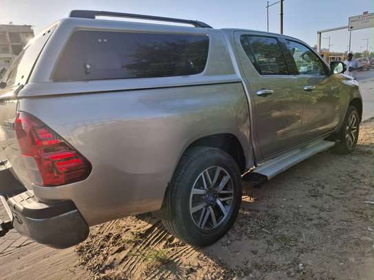 TOYOTA HILUX image 4