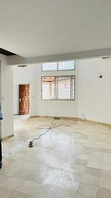 A louer - Villa R+2 Hann Mariste - 8 chambres, image 2