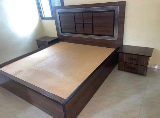 Lit double bois massif marron avec tables de chevet image 3