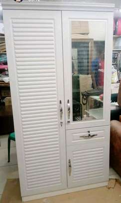 Armoire marron blanc et noire image 3