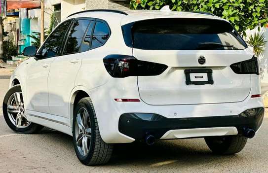 BMW X1 SUV compact blanc capot noir image 14