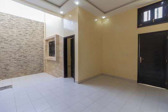 Villa R+2 à Tivaouane Peulh, titre foncier image 5