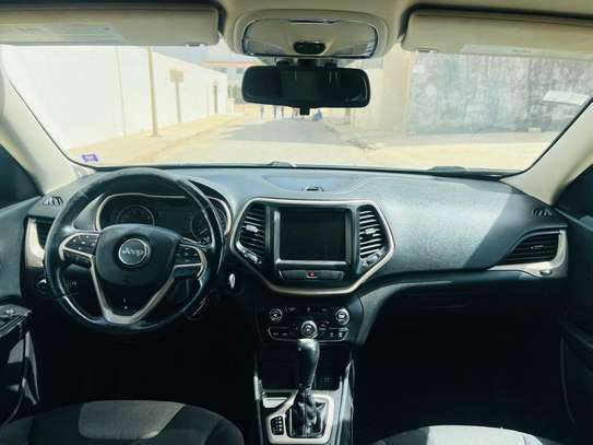Jeep Cherokee latitude image 7