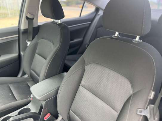 Hyundai Elantra image 5