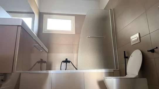 Appartement centre-ville spacieux avec balcon et vue image 9