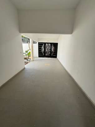 Grande Villa R+1 à louer aux Almadies image 6