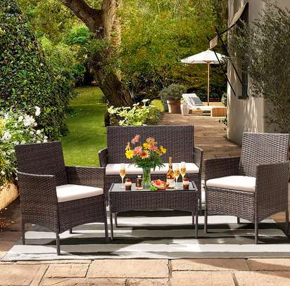 Salon de jardin de 4 places avec table basse en verre image 1
