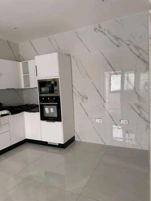 Appartement F4 haut standing tout neuf à louer au Point E image 8