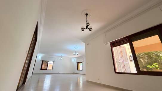 Maison spacieuse avec garage double et jardin privé image 4