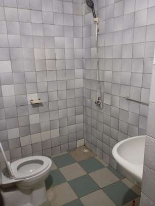 Chambre douche disponible à Sacré Cœur 3 image 2