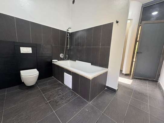 Location magnifique villa F5 Piscine Fann résidence image 14