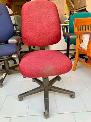 Chaises en plastique et chaises de bureaux image 2