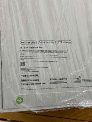 MacBook Pro 16" M5 Max (36 Go RAM / 2 To SSD) image 7