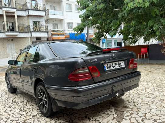 Mercedes benz e 200 image 9