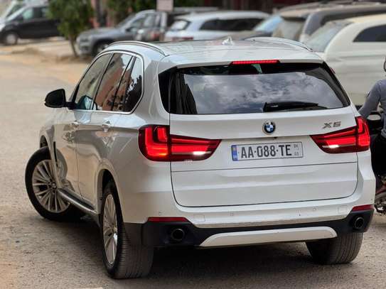 BMW X5 SUV blanc spacieux et performant image 13