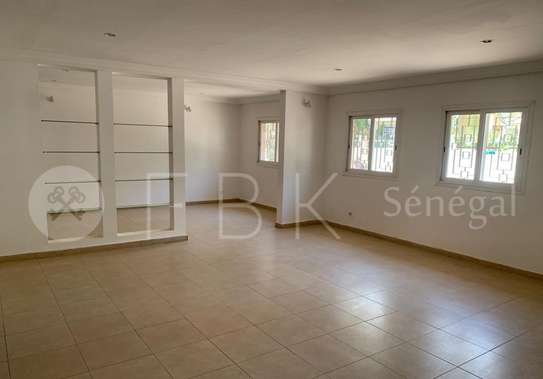 Superbe Villa R+1 avec Piscine et Jardin aux Almadies image 8