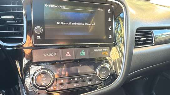 Mitsubishi Outlander image 9