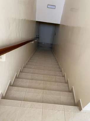 Villa R+1 à vendre au Point-E image 3