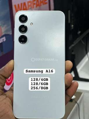 Smartphone triple caméra grand écran noir élégant image 3