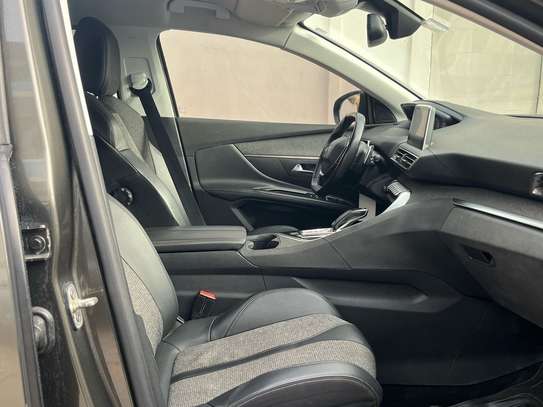 Peugeot 5008 full option 2019 image 9