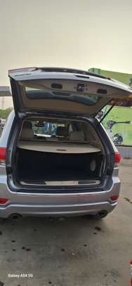Jeep Grand Cherokee SUV argent spacieux et robuste image 9