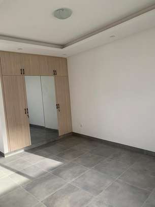 APPARTEMENT de types F4 A louer NGOR~ALMADIES image 9