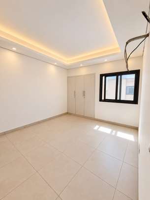 Duplex Premium à vendre en ville av Djily Mbaye vue sur mer image 6