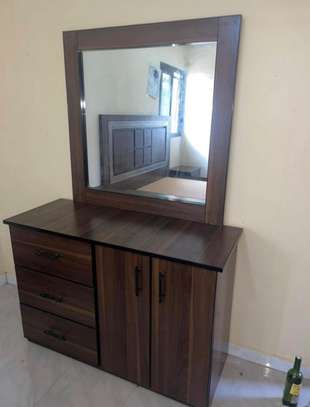 Lit double bois massif marron avec tables de chevet image 2
