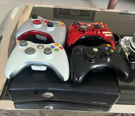 Xbox 360 flashée avec 4 manettes image 1