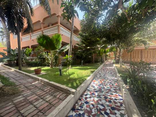 Maison à Louer Almadie Ngor  rue goudronnée image 3