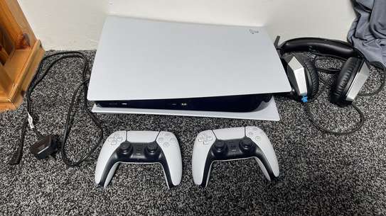 PS5 + 2 manettes +jeux image 2