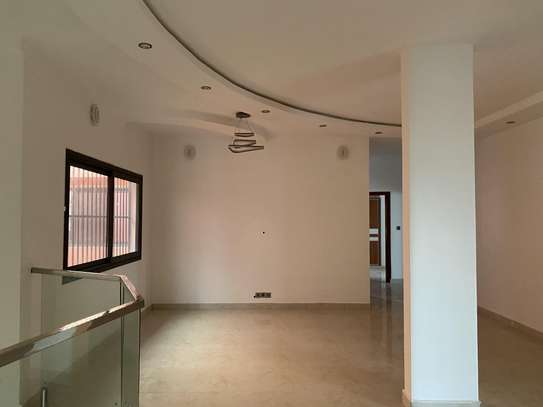 Villa d'angle R+1 à louer aux Almadies image 8