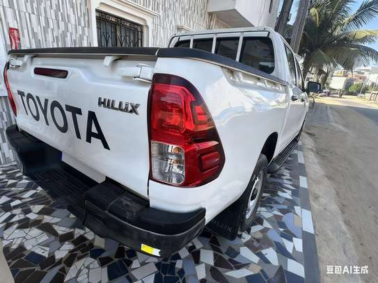 Toyota Hilux pick-up blanc robuste et polyvalent image 3