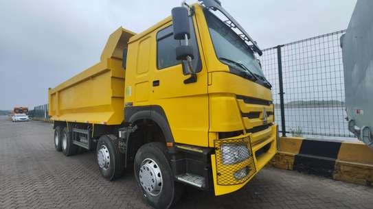 CAMION BENNE SINOTRUK HOWO 8x4 image 2