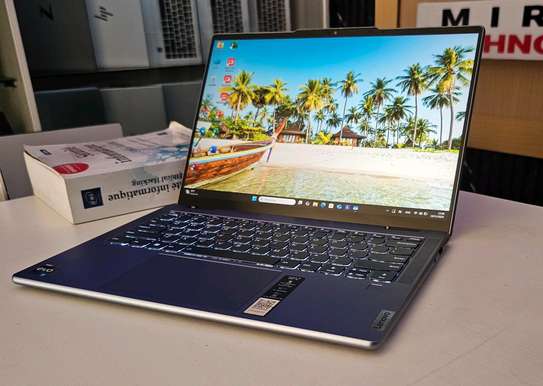 Lenovo Yoga 7i image 2