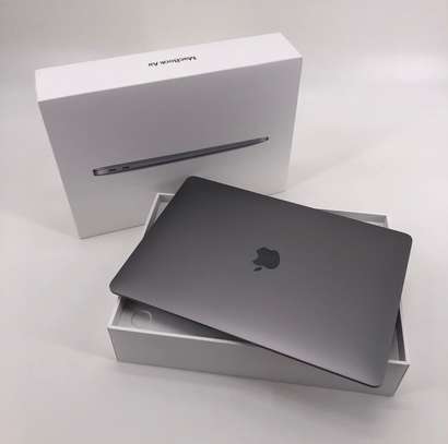 MacBook Air M1 13.3 pouces  dans sa boite image 1