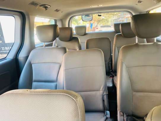 Location Minibus Hyundai Climatisé 12 Places avec Chauffeur image 5