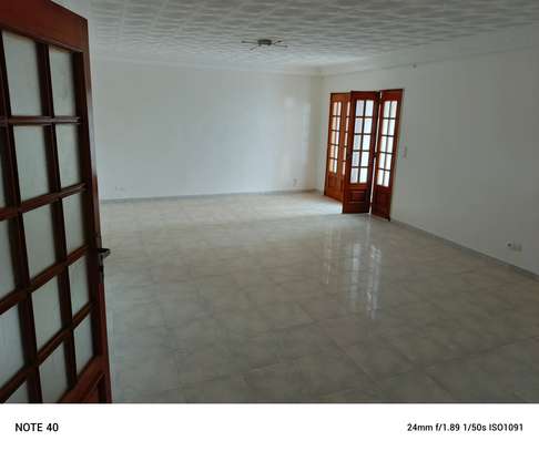 Belle villa à la citée djilly mbaye image 5