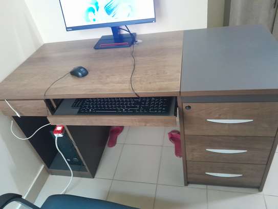 Bureau fonctionnel bois foncé avec tiroirs et clavier image 1