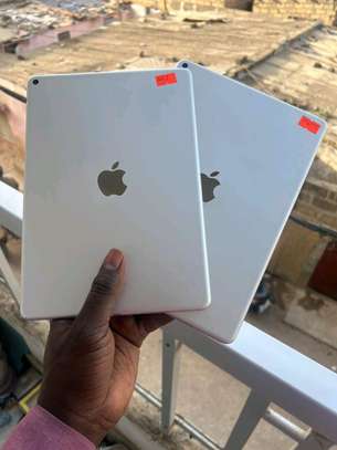 iPad 8th 7th 6th air 2 wifi cellulaire disponible image 2