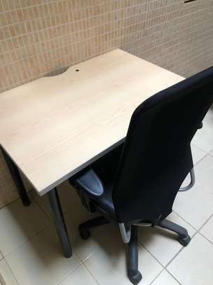 Table avec chaise de bureau image 3