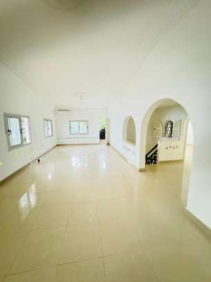 Villa a démolir sur une surface de 688m2 aux Almadies image 6