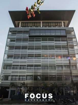 Plateaux de Bureaux modernes avec parking sécurisé image 2